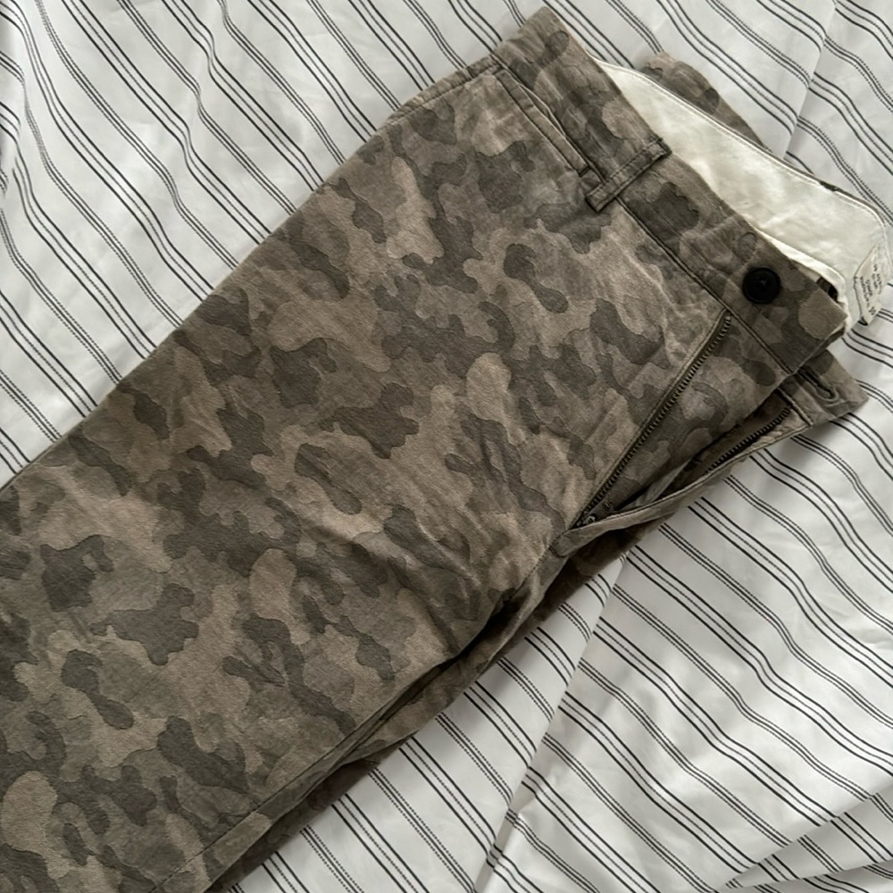 Club Monaco - men’s 30/32 army print slim fit pants